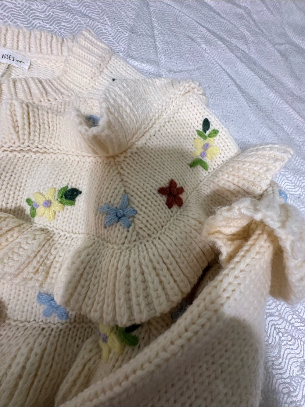FREE THE ROSES Sweater Size Small - Picture 4 of 11